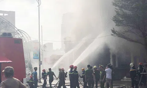 Một quán bar ở trung tâm thành phố Đà Nẵng đang cháy dữ dội